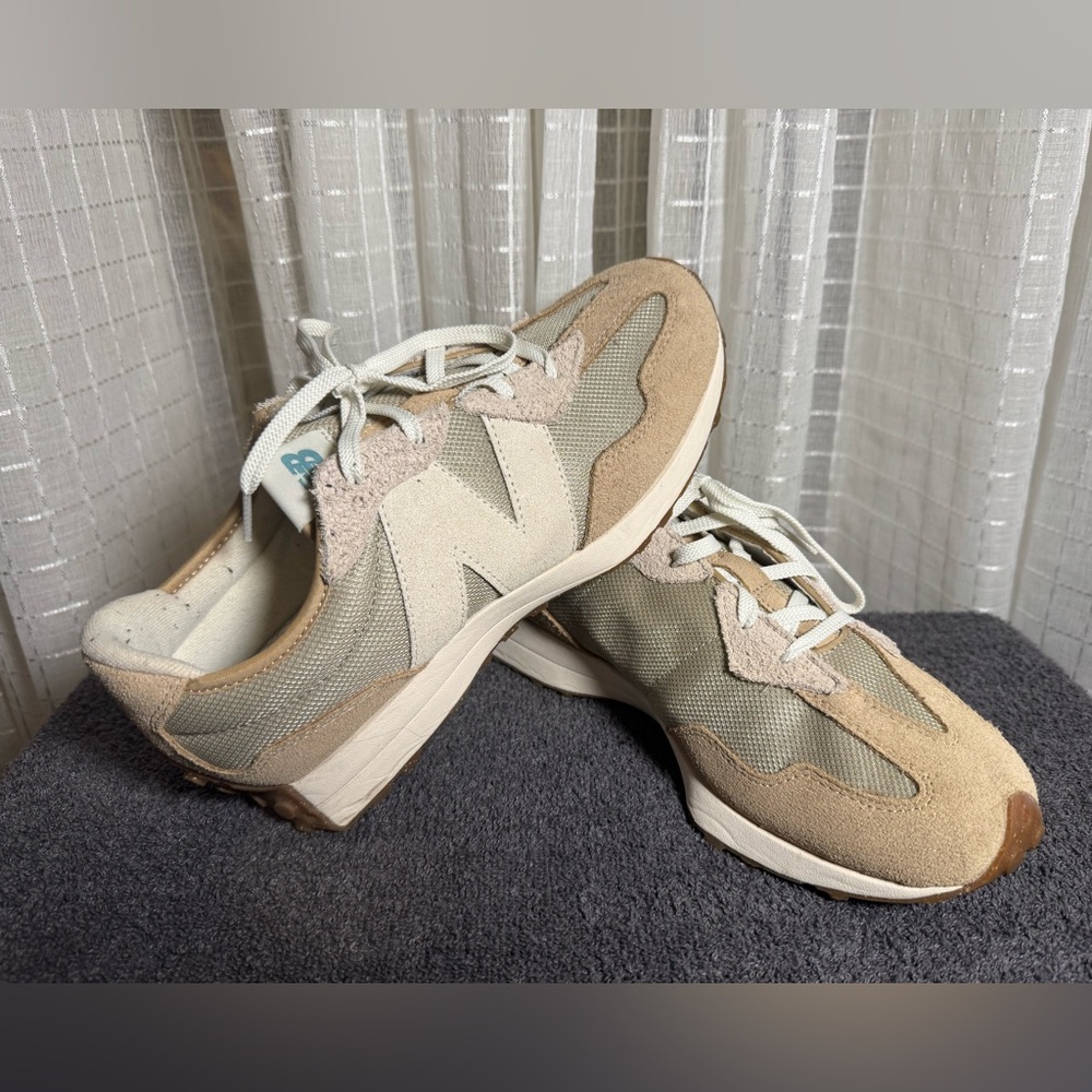 New Balance 327 Beige Tan. Men’s size 7. EUR 40. Worn a couple times.